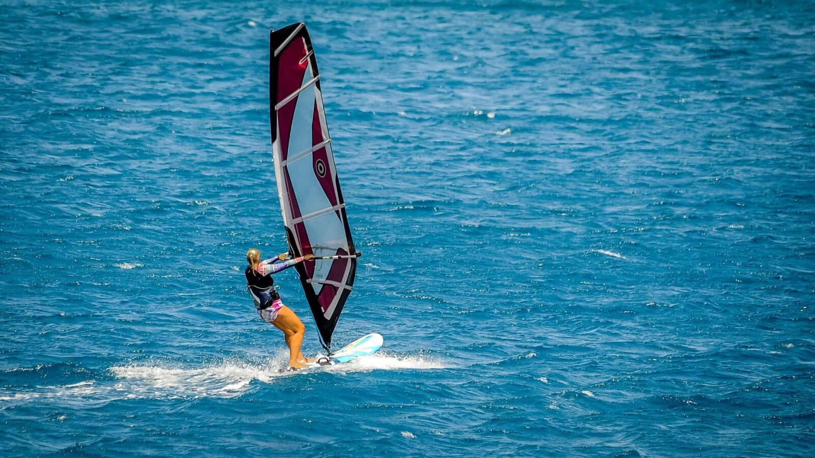 Windsurfen für Frauen: So gelingt der Einstieg